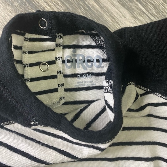 Long Sleeve Striped Onesie Black & White, with Black Pants Size 3-6 mos - Picture 10 of 10